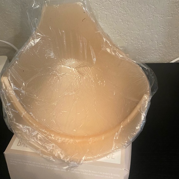 Voluptuous Silicone Lift Adhesive Bra - Picture 4 of 8